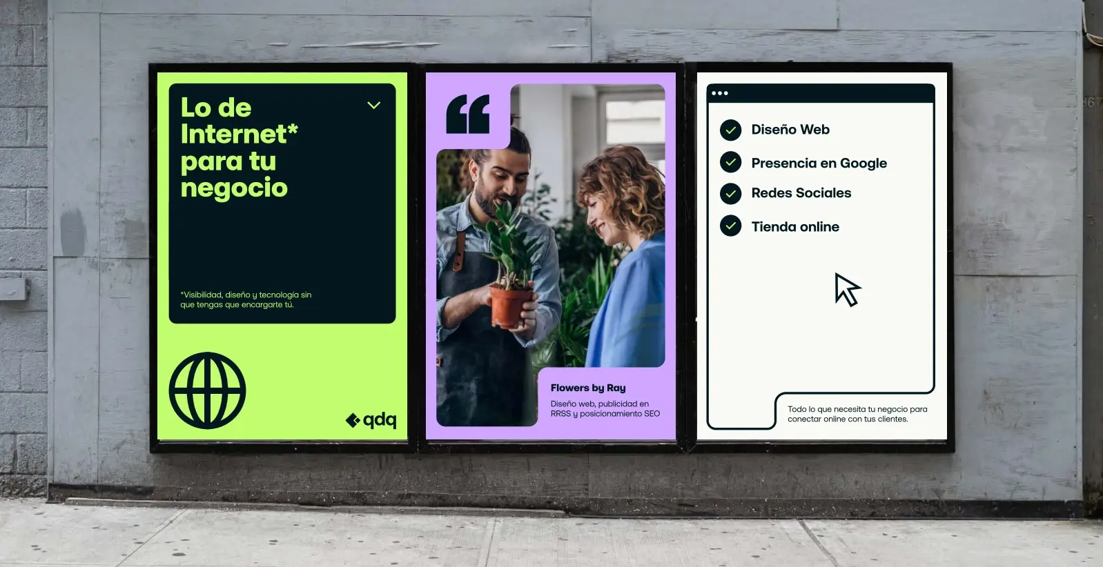 Tres carteles en una pared con la identidad de qdq: uno verde con «Lo de Internet para tu negocio», uno lila con una floristera y una clienta, y uno blanco con una lista de servicios.
